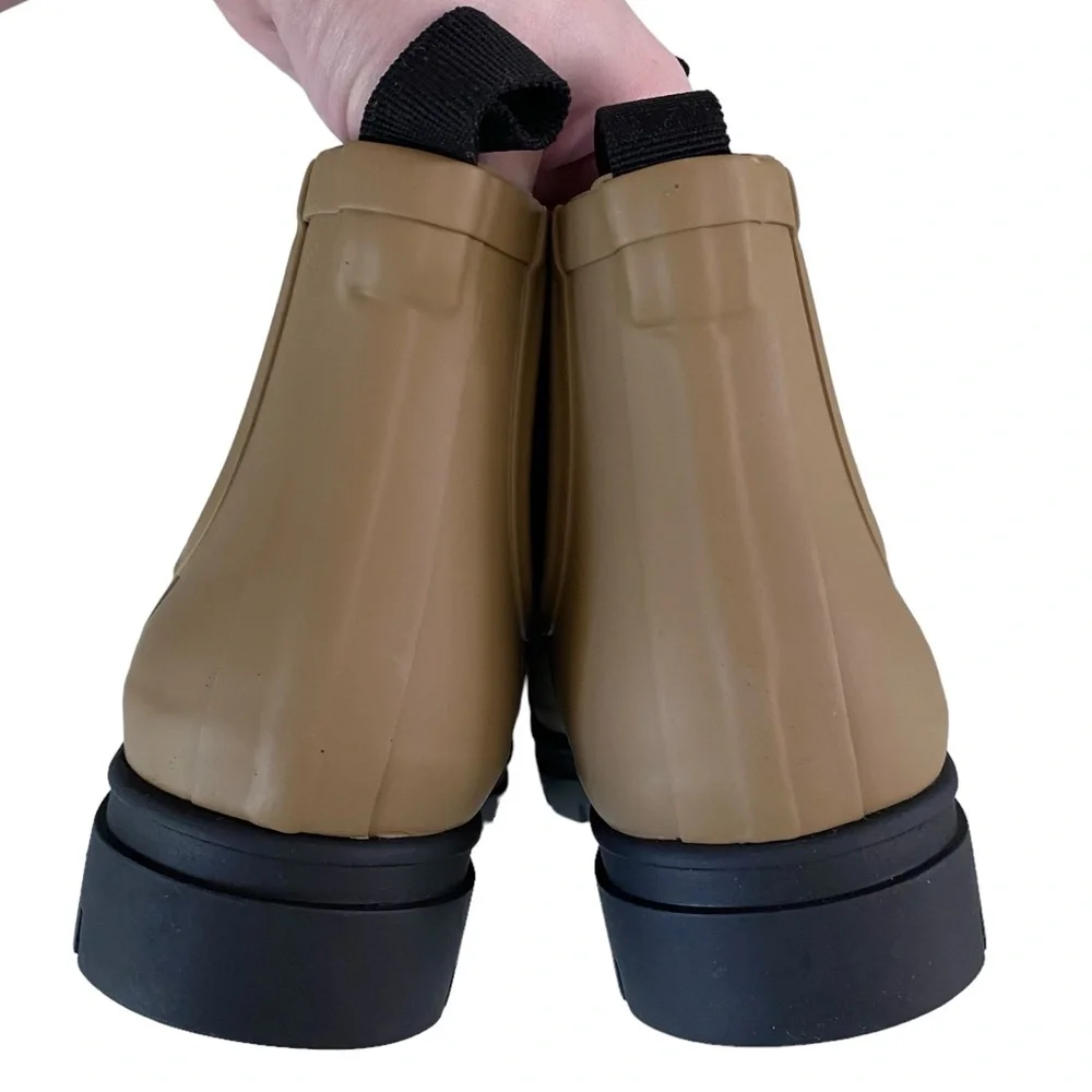Everlane The Rain Boot in Golden Oak ankle height Chelsea rubber tan and black 8